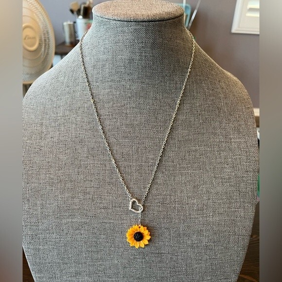 Silver Tone Necklace Heart and Sunflower Sliding Pendant Fashion Jewelry NEW - Picture 1 of 3